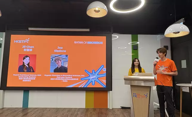 青年實習生代表香港大學應屆畢業生陳雪穎、倫敦大學學院一年級生Joe Sissions，巴士的報記者攝