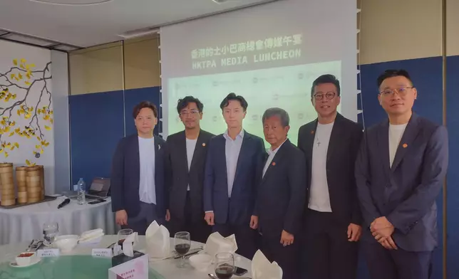 香港的士小巴商總會傳媒午宴。 左起：香港的士小巴商總會幹事馮國才、香港的士小巴商總會副理事長張秉江、香港的士小巴商總會理事及發言人翁國豪、香港的士小巴商總會理事長陳洲、香港的士小巴商總會秘書長林康頌、香港的士小巴商總會副秘書長袁漢鈞。巴士的報記者攝