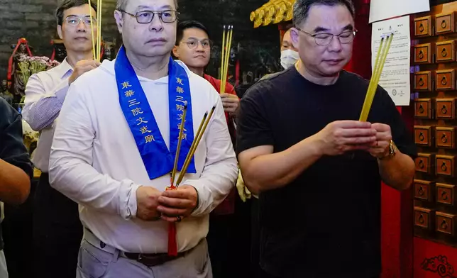 主禮嘉賓東華三院庚申年總理楊國佳先生(左)及行政總監蘇祐安先生(右)向東華三院文武廟包公丞相神像行敬神禮。