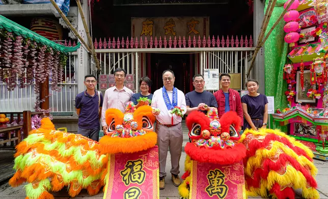 主禮嘉賓東華三院庚申年總理楊國佳先生(中)、行政總監蘇祐安先生(右三)及一眾嘉賓為賀誕舞獅進行傳統的點睛、簪花及掛紅儀式。