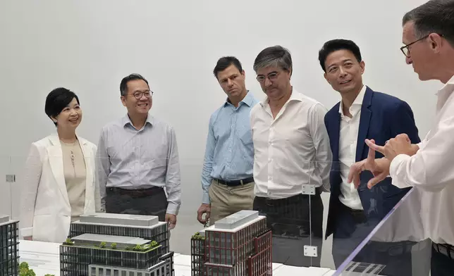 何永賢參觀了當地一個由公私營合作發展的重建項目EntreCampos 。政府新聞處圖片