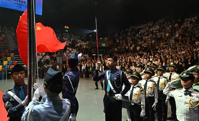嘉賓與學生在典禮上奏唱國歌和觀看升掛國旗。 政府新聞處圖片
