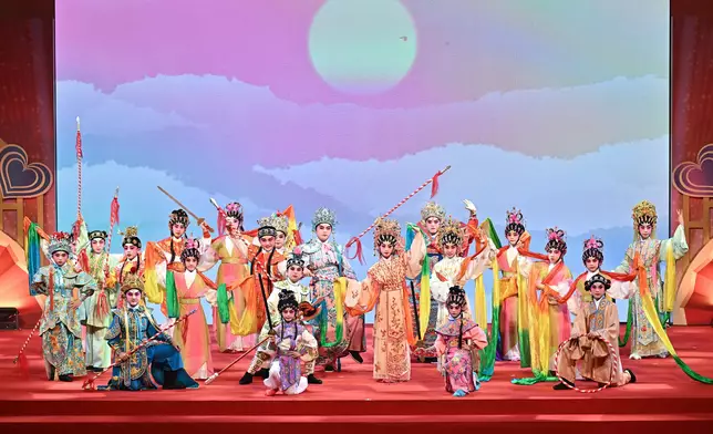 學生表演粵劇。 政府新聞處圖片