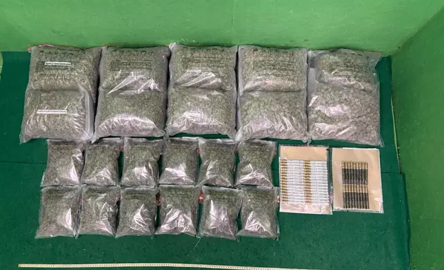 香港海關於機場檢獲懷疑大麻花及懷疑大麻油。政府新聞處圖片