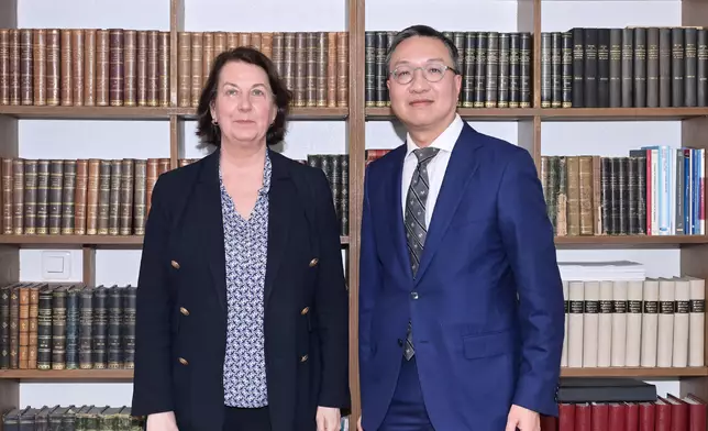 林定國與巴黎海事仲裁院秘書長Pascale Mesnil會面，了解仲裁院的運作及法國仲裁界的情況。政府新聞處圖片