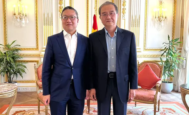 林定國出席中國駐法國大使鄧勵所設的午宴，向對方講解香港在維護國家安全、以法治貫徹「一國兩制」和發揮獨特優勢推動各方面發展等的情況。政府新聞處圖片