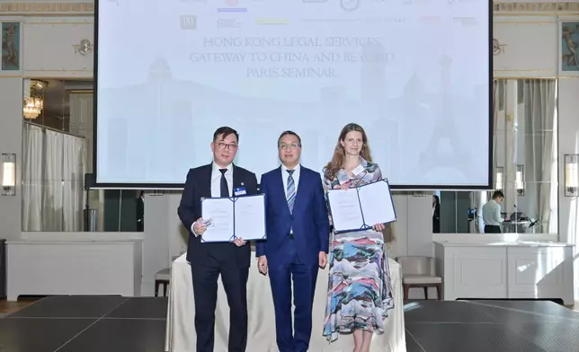 林定國在研討會上亦見證一邦國際網上仲調中心與設在法國的人工智能法律研究平台Jus Mundi簽署合作備忘錄，進一步加強兩地法律及爭議解決的合作。政府新聞處圖片