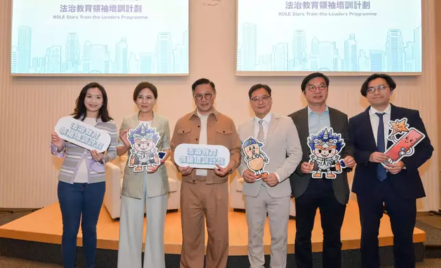 律政司副司長張國鈞（左三）、法治教育督導委員會成員何淑瑛（左一）、曾勁峰（右一）和何建宗（右二）、法治教育督導委員會統籌和協調工作小組成員陳澤銘（右三）和精英匯集團創辦人及主席梁賀琪（左二）合照。 政府新聞處圖片