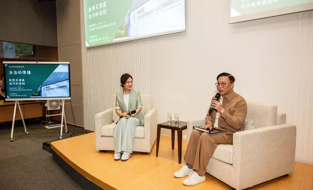 張國鈞（右）和精英匯集團創辦人及主席梁賀琪（左），就有效傳播法治信息的溝通技巧分享心得。政府新聞處圖片