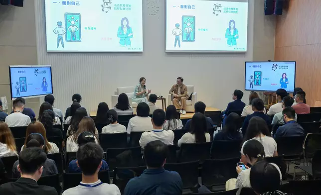 張國鈞（右）和精英匯集團創辦人及主席梁賀琪（左），就有效傳播法治信息的溝通技巧分享心得。政府新聞處圖片 政府新聞處圖片