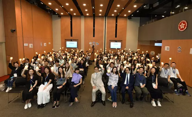 法治教育督導委員會成員何淑瑛（第一排右四）和曾勁峰（第一排右三）、法治教育督導委員會統籌和協調工作小組成員陳澤銘（第一排右五）及律政司法治建設辦公室首席政府律師歐陽慧儒（第一排左四）和其他嘉賓與學員在結業禮上合照。 政府新聞處圖片