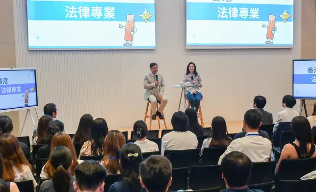 法治教育督導委員會統籌和協調工作小組成員陳澤銘（左）和法治教育督導委員會成員何淑瑛（右）擔任導師，講解香港法律專業、法院程序與替代爭議解決服務等內容。 政府新聞處圖片