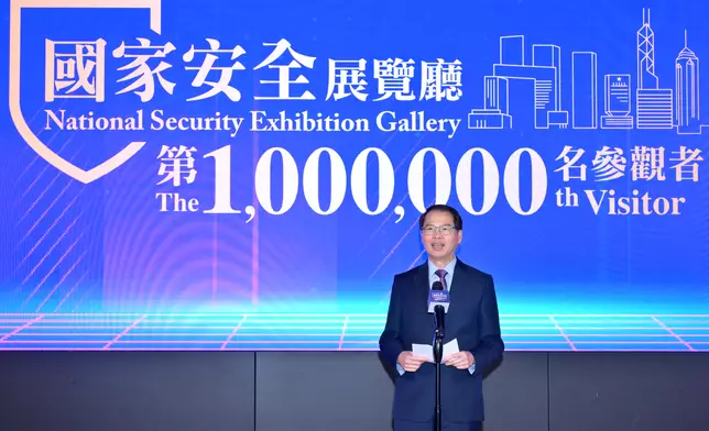 維護國家安全委員會秘書長區志光在國家安全展覽廳第100萬名參觀者頒獎儀式致辭。 政府新聞處圖片