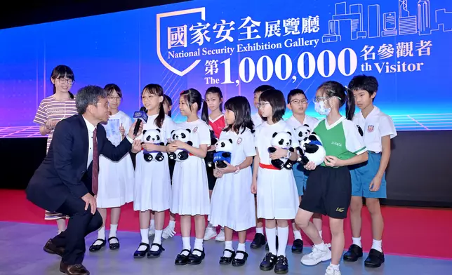 來自保良局陸慶濤小學的第100萬名參觀者分享參觀國家安全展覽廳後感想。 政府新聞處圖片