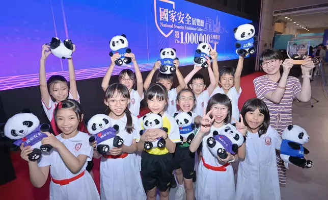 來自保良局陸慶濤小學的國家安全展覽廳第一百萬名參觀者大合照。 政府新聞處圖片