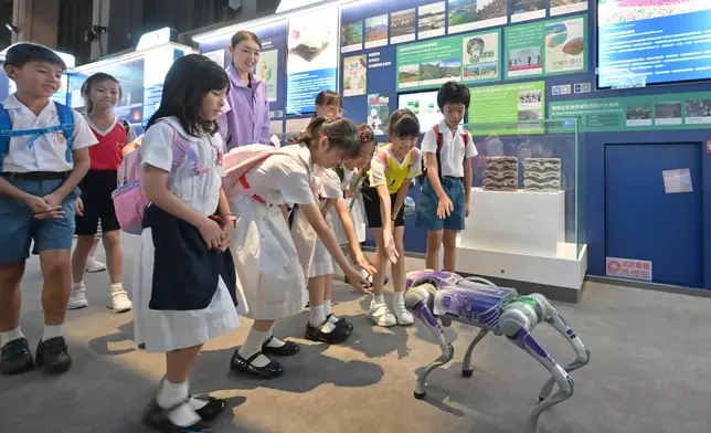 國家安全展覽廳第100萬名參觀者在展覽廳與機械狗互動。 政府新聞處圖片