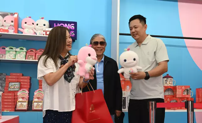 羅淑佩（左）在官方特許商品快閃店購買商品。政府新聞處圖片