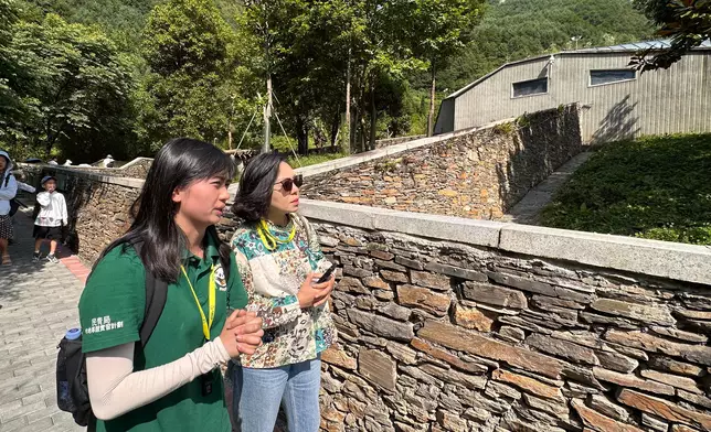 麥美娟（右）與參加大熊貓國家公園臥龍片區青年實習計劃的香港青年一起參觀中國大熊貓保護研究中心神樹坪基地。 政府新聞處圖片