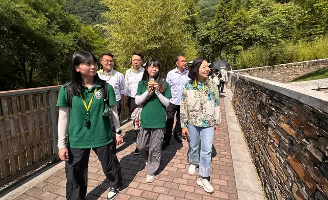 麥美娟（前排右一）在中國大熊貓保護研究中心神樹坪基地，聽取擔任講解員的大熊貓國家公園臥龍片區青年實習計劃香港青年實習生的簡介。 政府新聞處圖片