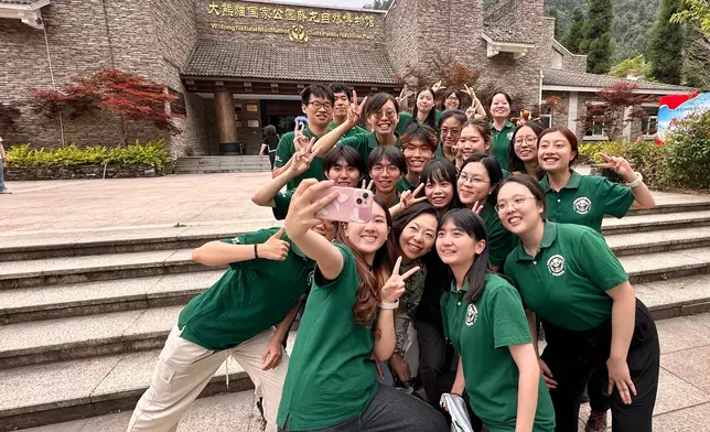 麥美娟（第一排中）與參加大熊貓國家公園臥龍片區青年實習計劃的香港青年合照。 政府新聞處圖片