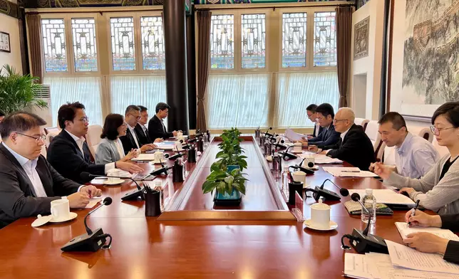 甯漢豪（左三）和發展局常任秘書長（工務）劉俊傑（左四）與國家文物局副局長喬雲飛（右三）會面。 政府新聞處圖片