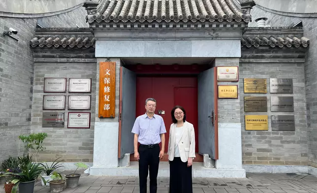 ​甯漢豪（右）在中國文物交流中心主任譚平（左）陪同下，參觀故宮博物院文保修復部。政府新聞處圖片