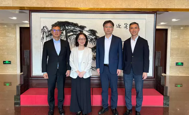 甯漢豪（左二）、國務院國有資產監督管理委員會國際合作局副局長謝暉（右二）、發展局常任秘書長（工務）劉俊傑（左一）和北部都會區統籌辦事處主任丘卓恒（右一）合照。政府新聞處圖片