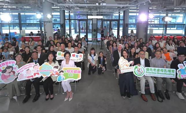 范婉雯（第一排左四）和衞生署副署長李敏碧（第一排左三）與一眾嘉賓和參加者合照。 政府新聞處圖片