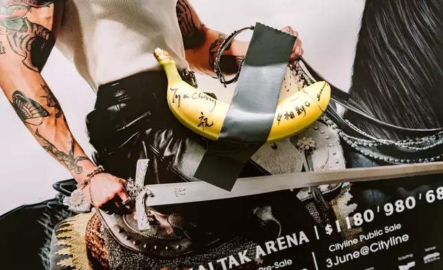 原來正是在Tyson個唱海報的重要部位上黐上香蕉