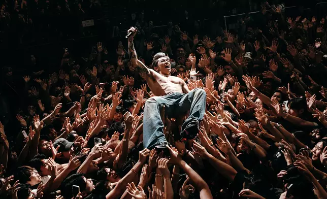 無論服裝造型抑或舞台設計均美感十足