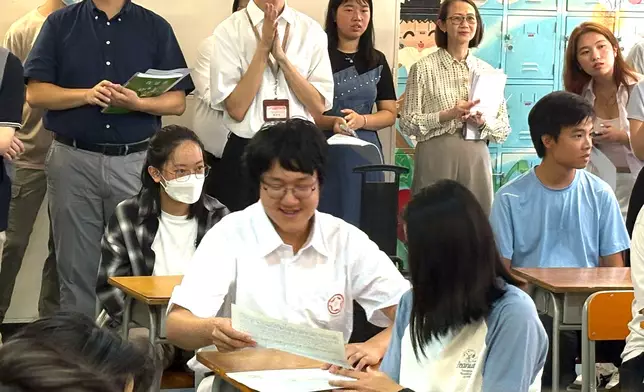 中國婦女會中學王海博榮膺全港高考狀元。巴士的報記者攝