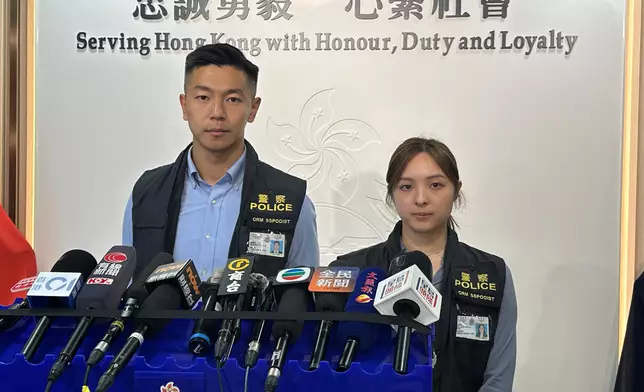 警方深水埗區助理指揮官(刑事)署理警司鄭騏鋒（左）及重案組第三隊偵緝高級督察梁慧琳（右）向傳媒簡報案情。