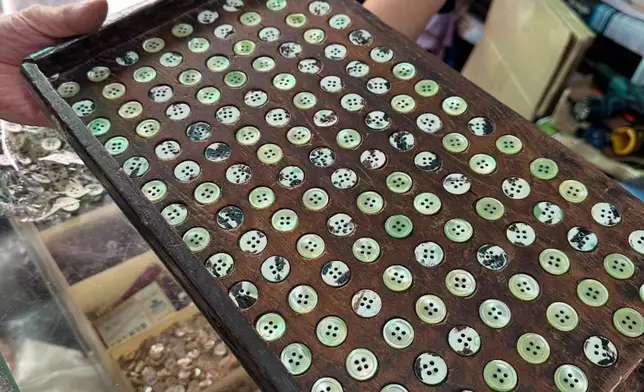 全店專營以真貝殼製成的貝殼鈕。網上截圖。