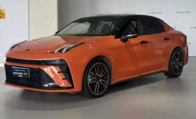 男子揸二手車追尾瑪莎拉蒂，因保險差7分鐘生效恐自負10萬人民幣賠償。影片截圖