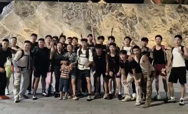 2女帶孩童花3萬元人民幣請24人陪爬泰山。影片截圖