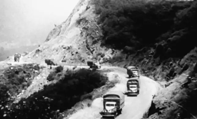 抗戰期間，貨車從滇緬公路上通過，這條公路連接中國雲南和緬甸，被稱為抗戰「生命線」。影片截圖