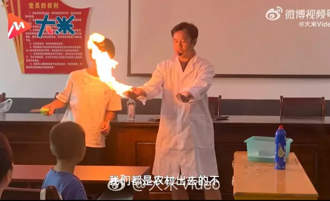 化學教師暑期陪妻返鄉義務為村中孩子開科普班5年。影片截圖