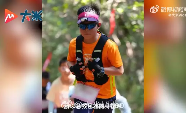 13歲少年列車上為扭傷膝蓋的男乘客包紮患處助緩解痛楚。影片截圖