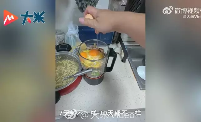 男子照顧植物人媽媽2年。每日堅持製作流食且30天不重樣。影片截圖