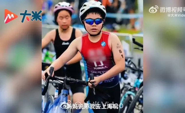 13歲少年列車上為扭傷膝蓋的男乘客包紮患處助緩解痛楚。影片截圖