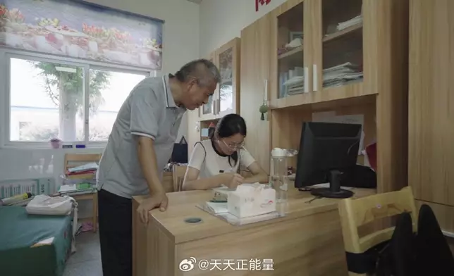 教師義務辦托管班守護留守兒童假期13年。影片截圖