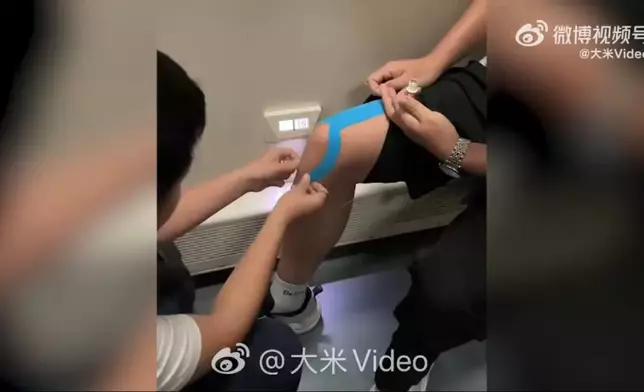 13歲少年列車上為扭傷膝蓋的男乘客包紮患處助緩解痛楚。影片截圖
