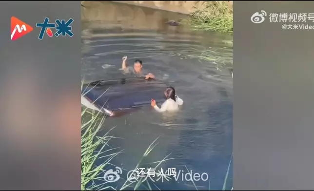 退伍軍人目睹私家車墮河下沉速跳河砸窗救出受困母子。影片截圖