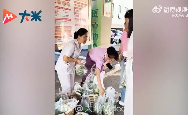湖南醫院設「愛心市集」幫助患者售賣自家製銷農產品紓解經濟壓力。影片截圖