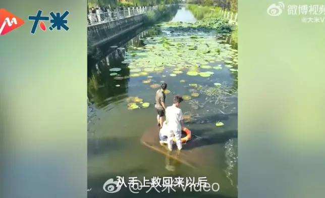 退伍軍人目睹私家車墮河下沉速跳河砸窗救出受困母子。影片截圖