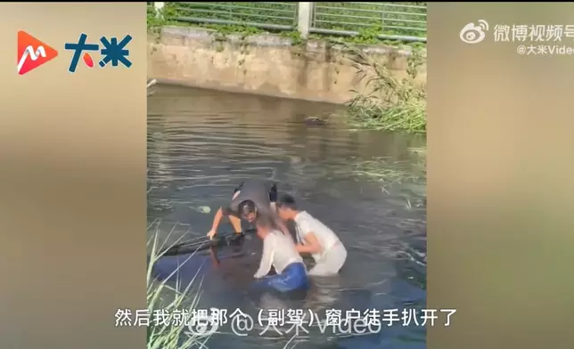 退伍軍人目睹私家車墮河下沉速跳河砸窗救出受困母子。影片截圖
