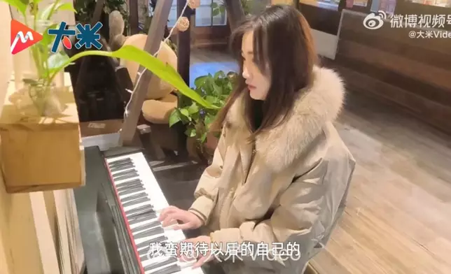 女子將自卑與孤獨轉化為音樂創作。影片截圖