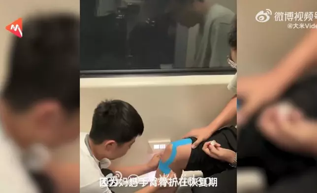 13歲少年列車上為扭傷膝蓋的男乘客包紮患處助緩解痛楚。影片截圖