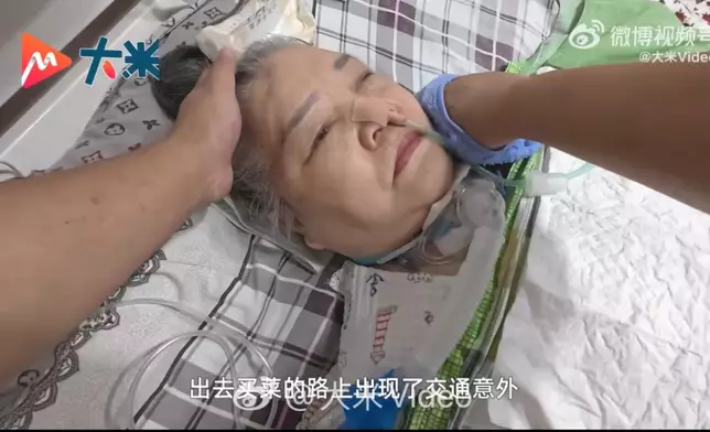 男子照顧植物人媽媽2年。每日堅持製作流食且30天不重樣。影片截圖