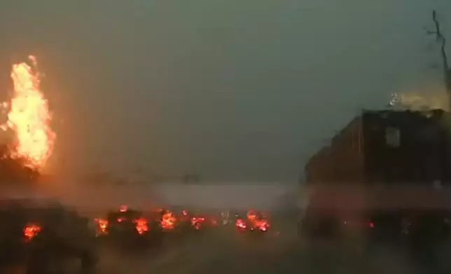 公路電纜遭雷電劈中爆火球閃藍光似電影特效。影片截圖